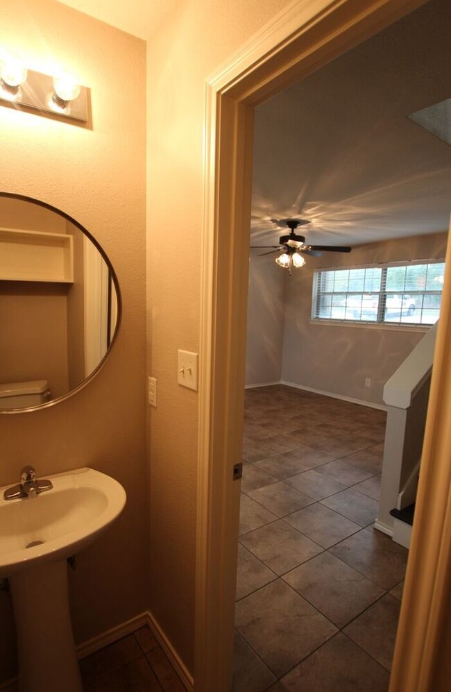 Building Photo - Tour Today! 2 Bed 1.5 Bath Townhome in Lin...