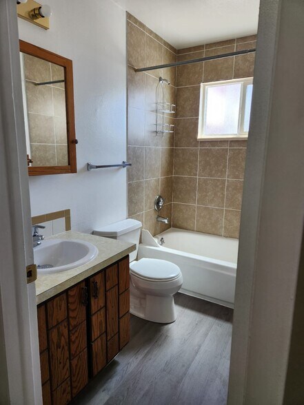 Bath - 333 W Concho Dr