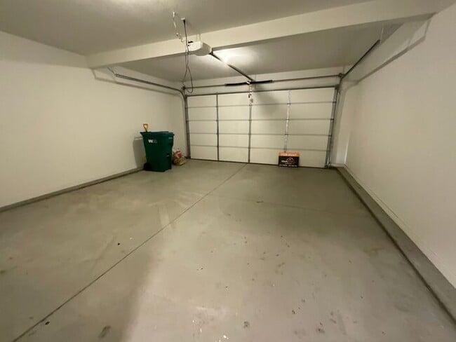 Building Photo - 3 bedroom 2.5 Bath Townhouse