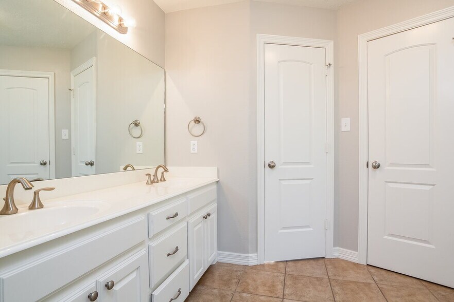 Building Photo - 612 Spruce Dr