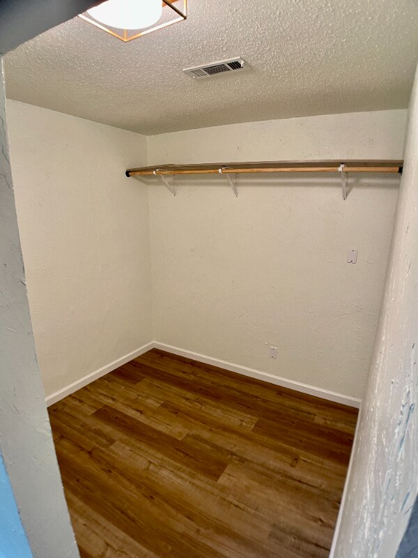 Building Photo - 6036 Circle Dr