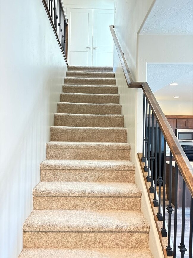 Building Photo - BEAUTIFUL TOWNHOME!