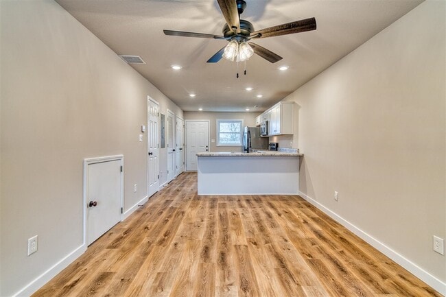 Building Photo - 913 W 9th St