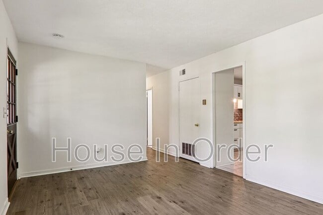 Building Photo - 325 Comet Dr