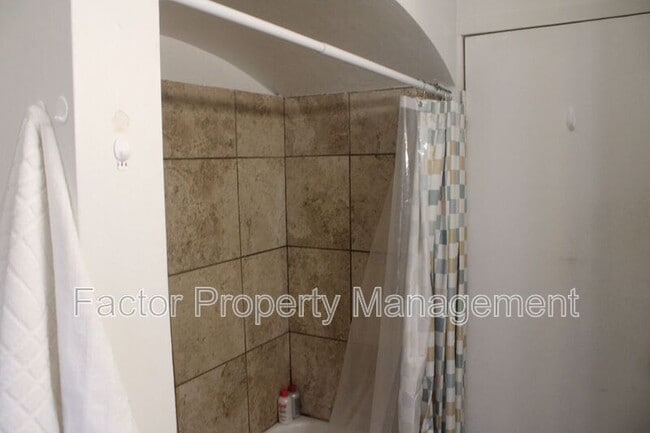 Building Photo - 328 N 6th St