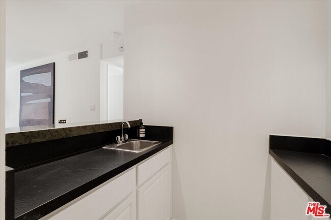 Building Photo - 429 N Oakhurst Dr