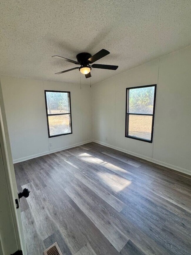 Building Photo - FOR RENT