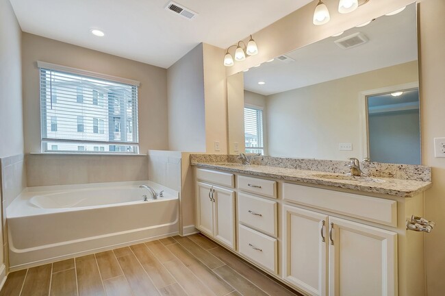 Building Photo - 3 Bedroom Townhome in Steele Creek!