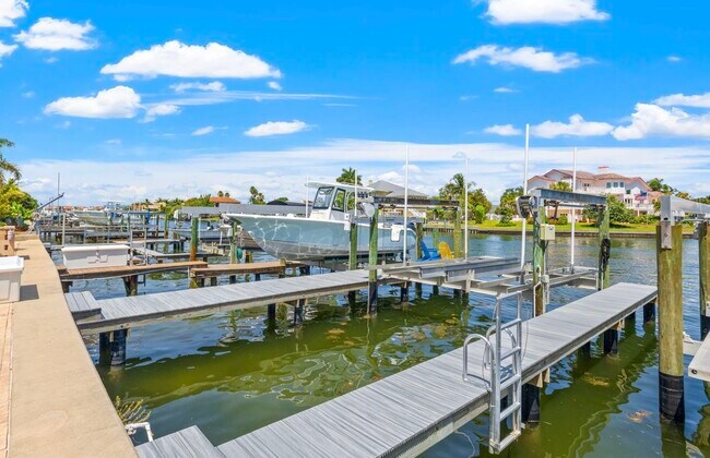 Building Photo - 487 Pinellas Bayway S