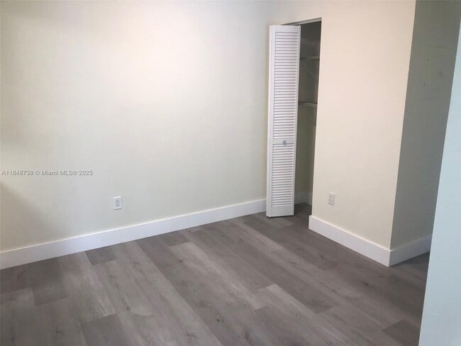 Building Photo - 10748 N Kendall Dr