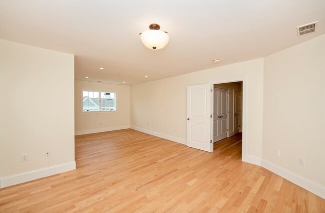 Building Photo - 23 Clubview Dr