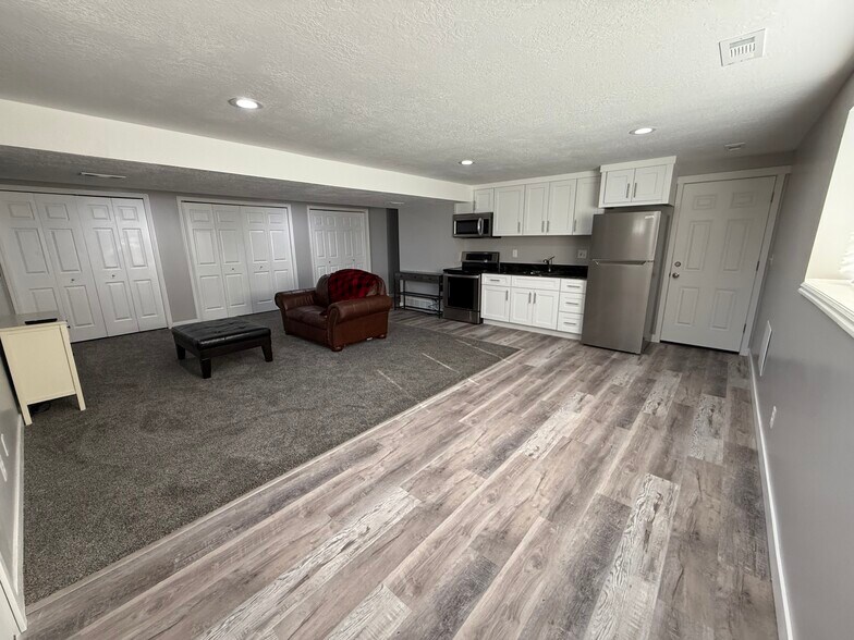 Building Photo - 1342 Hillsboro Dr