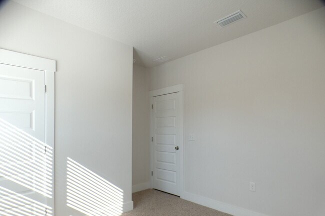 Building Photo - 4-Bedroom Home - Community Pool