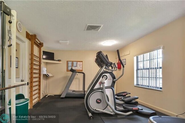 Building Photo - 120 Cypress Club Dr