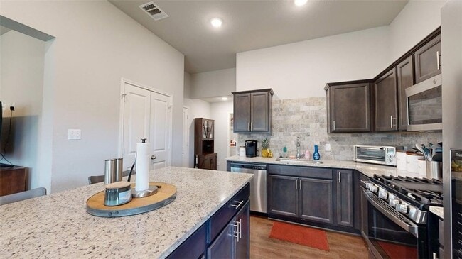 Building Photo - 803 Meadow Brook Dr