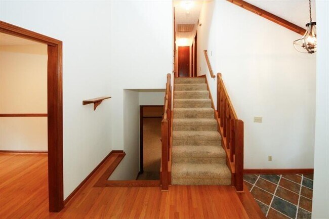 Building Photo - 930 Mountain Top Dr NE