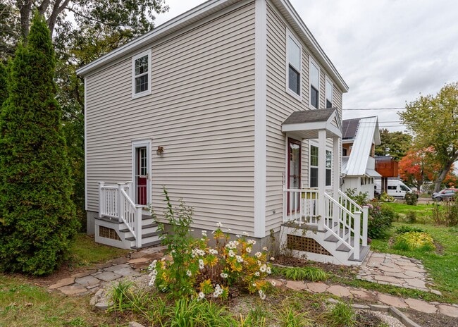 Building Photo - Charming 3BR/ 1.5BA South Portland Residence