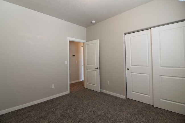 Building Photo - 3 bed, 2.5 bath townhome in Kennewick