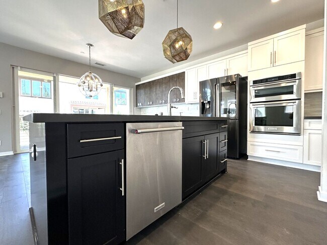 Building Photo - Civita/Apex – Luxury 3BR 3.5BA, Valley Vie...