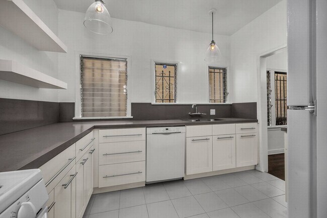 Building Photo - Sunning unit walking distance to shops on Fairfax