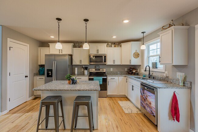 Building Photo - Pet Friendly Three Bedroom!