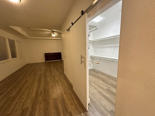 Building Photo - 5701 W Country Ave