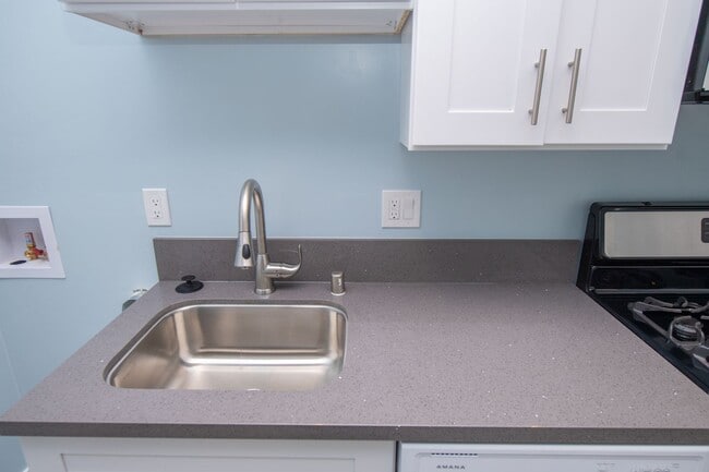 Building Photo - !!!!!Beautiful, Cozy Renovate Studio Apartment!!!!!