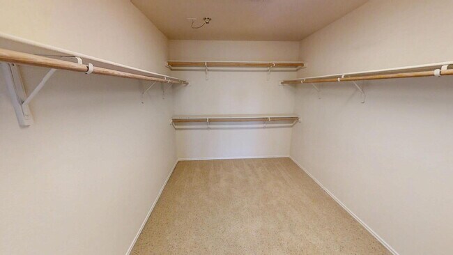 Building Photo - "Spacious 5-Bedroom Oasis with Pool on Gri...