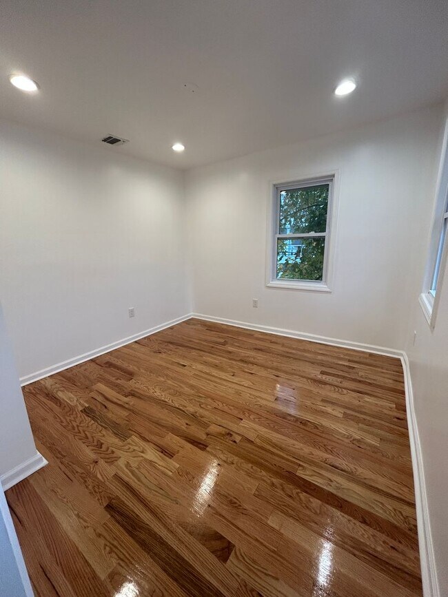 Building Photo - Stunning 5-Bedroom Home 2 Bathroom Single ...