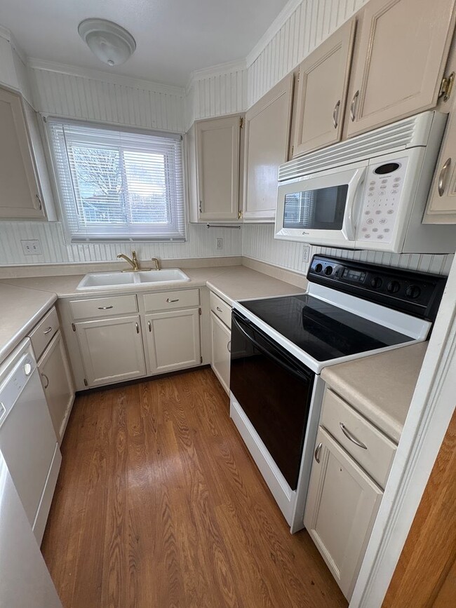 Building Photo - SUN VALLEY 2 BEDROOM, 2 BATHROOM TOWNHOUSE