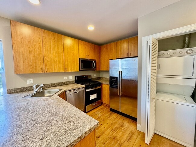 Building Photo - 3 Bedroom Apartment in Rogers Park