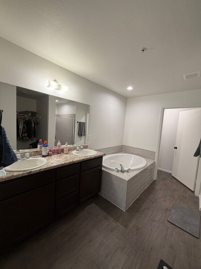 Building Photo - 3 BEDROOM HOME IN DESERT SKY!