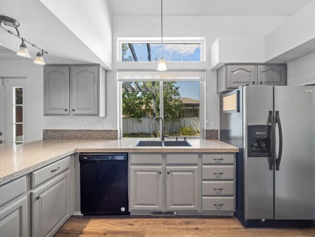 Building Photo - 4bedroom/3bath w/Garage/washer/dryer/fence...