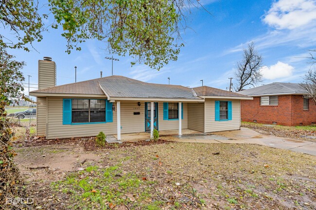 Building Photo - Check Out this 3 bed 2 bath!!