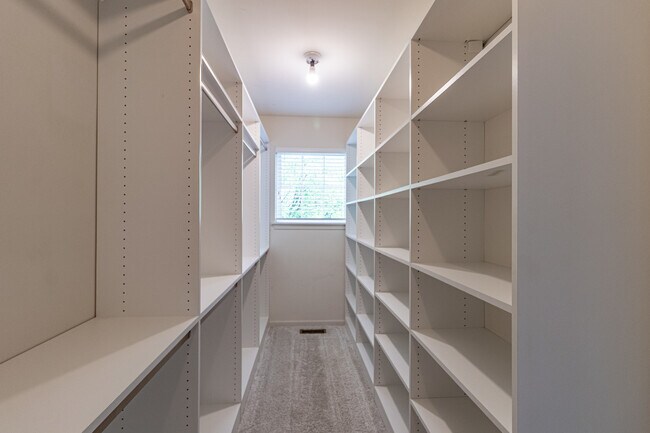 Building Photo - 403 Shadow Creek Dr