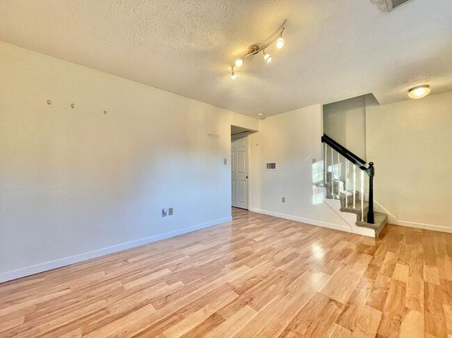 Building Photo - 83 Derryfield Ct