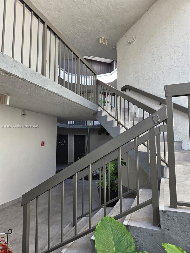 Building Photo - 9433 Fontainebleau Blvd