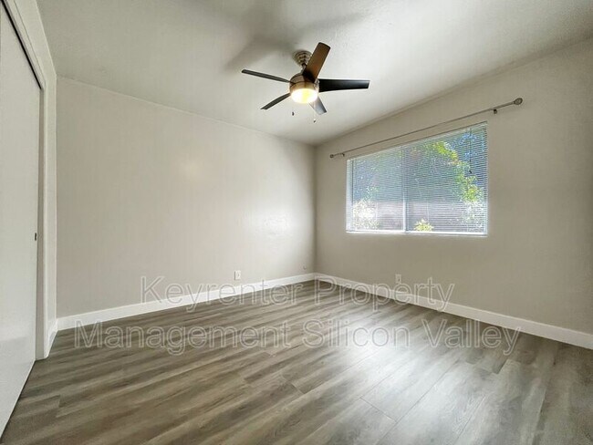 Building Photo - 923 Ravenscourt Ave