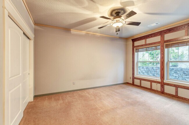 Building Photo - NW Grants Pass, Class, Style and Views!!!