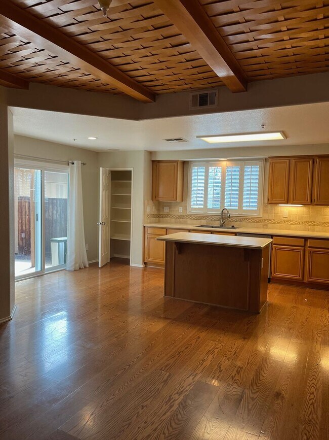 Building Photo - 3 Bedroom 2 1/2 bath Murrieta Townhome