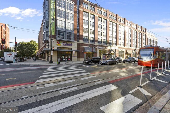 Building Photo - 1102 Staples St NE