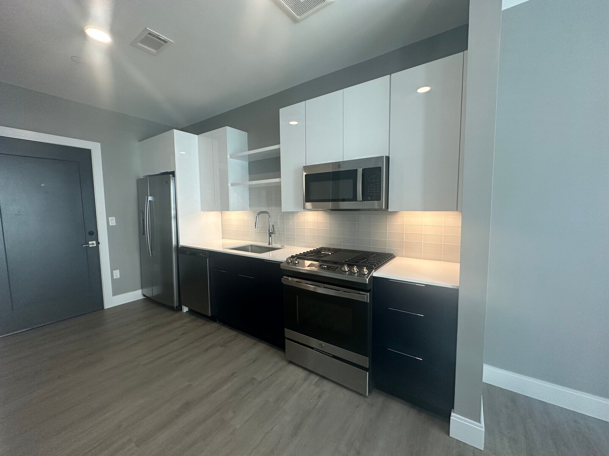 Building Photo - 656 Saratoga St