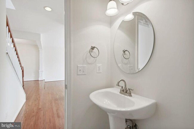 Building Photo - 15041 Clementine Way