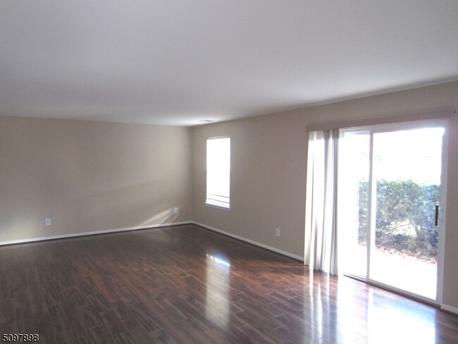 Building Photo - 164 Vista Dr
