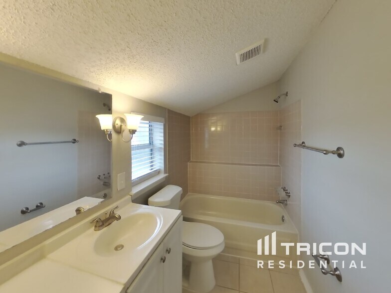 Building Photo - 6705 Lampe Ct