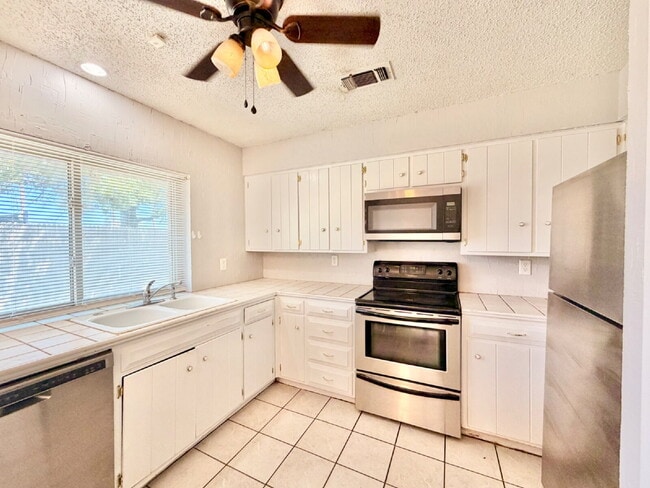 Building Photo - "Charming 3-Bedroom Home with 2 Full Baths in Lubbock's Heart – 1277 Sq Ft of Comfort Await!"