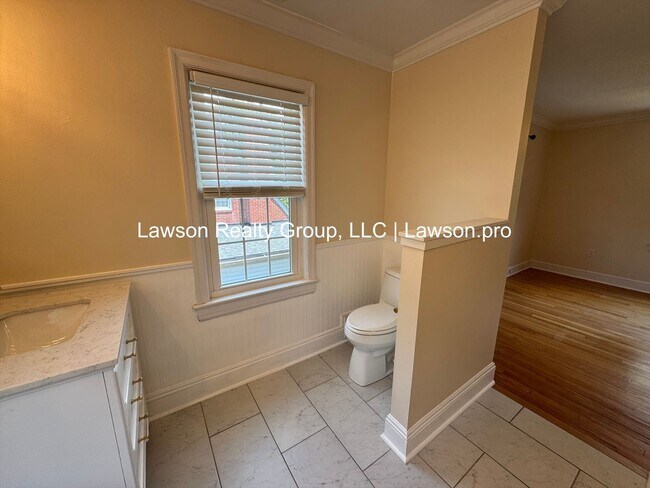 Building Photo - Charming and Updated Home in Raleigh Court with Fenced In Yard, Lawn Care Included!