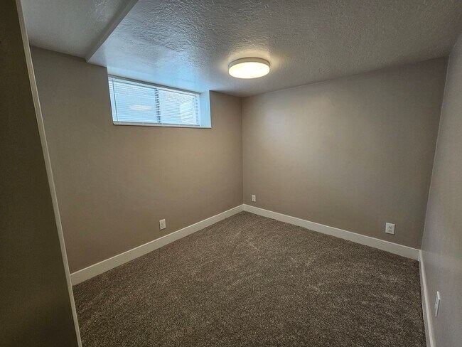 Building Photo - Updated 4 Bed Home with Large Yard