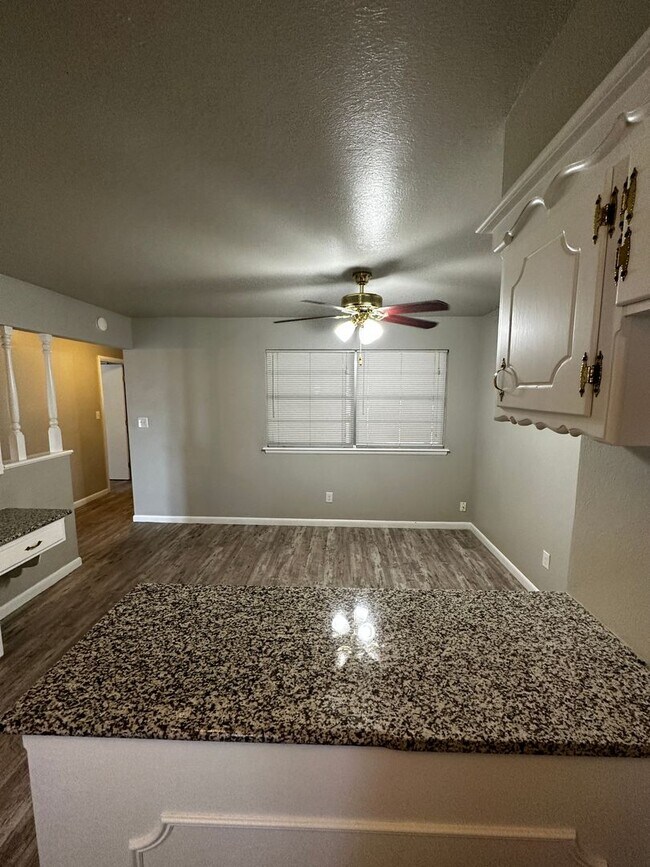 Building Photo - Great 3 bd/1.5 ba Home - Lots of Built-in Storage