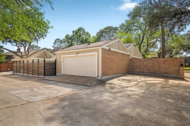 Building Photo - 707 Center Hill Dr